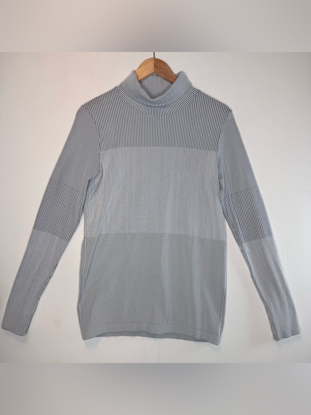 Athleta Sz Lg Flurry Base Layer‎ Ribbed Knit Turtleneck Thumbholes Gray Striped